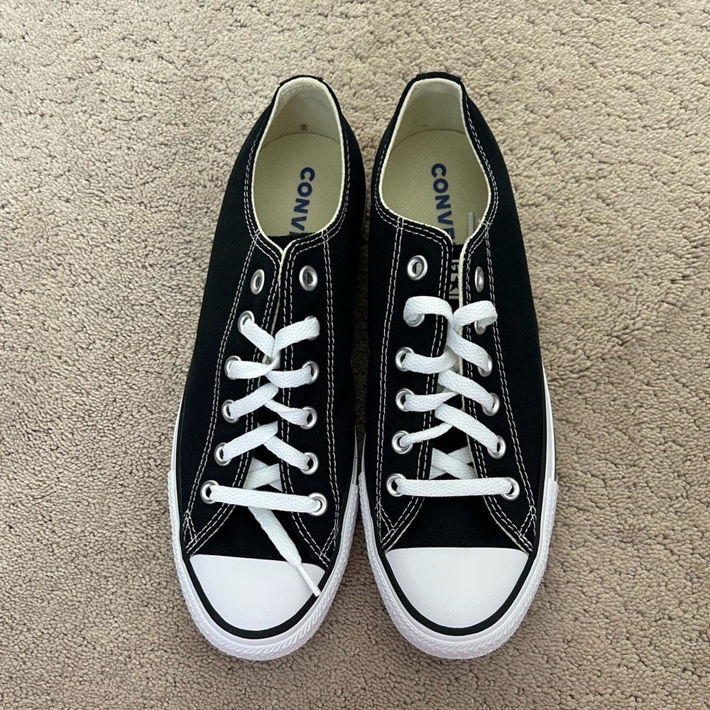 Brand New Never Worn Converse Women’s Size 9 OX-Black